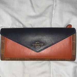 Coach signature wallet - perfect space for holding cash